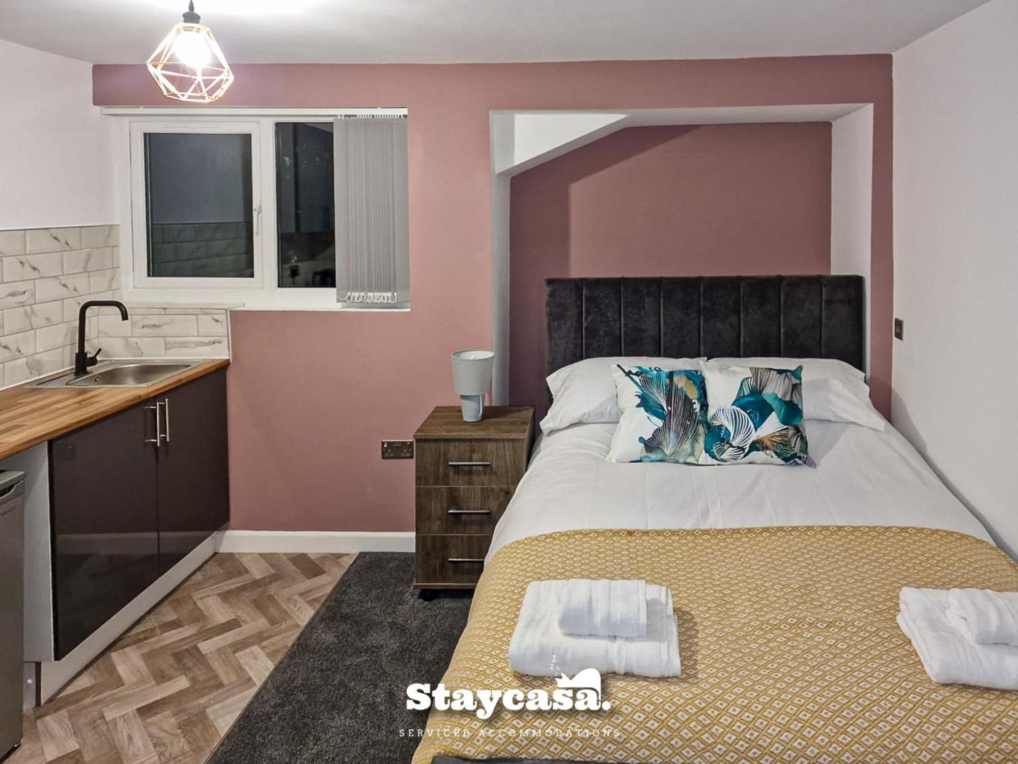Delightful Spacious Haven With Large Driveway マンチェスター エクステリア 写真