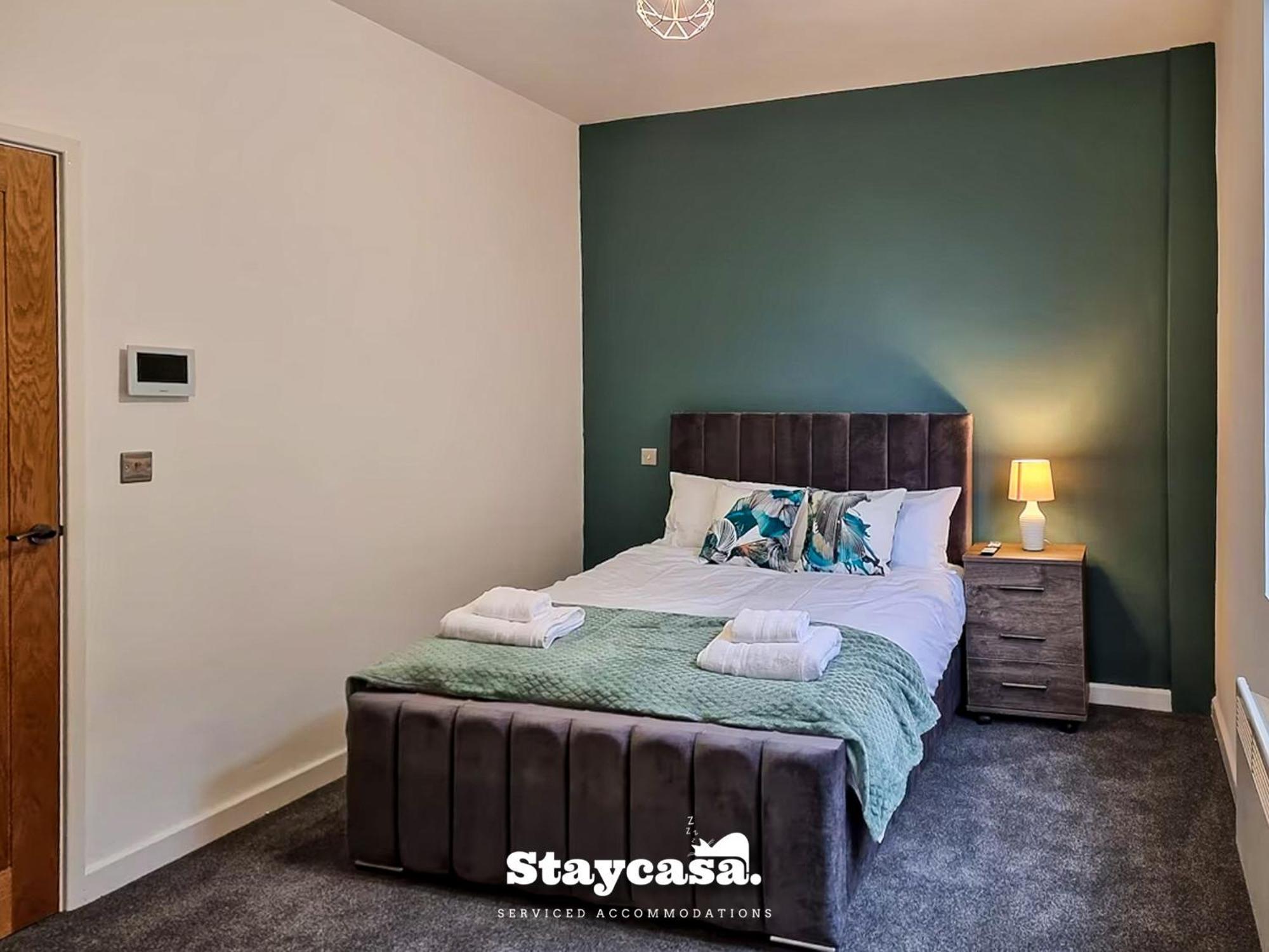 Delightful Spacious Haven With Large Driveway マンチェスター エクステリア 写真