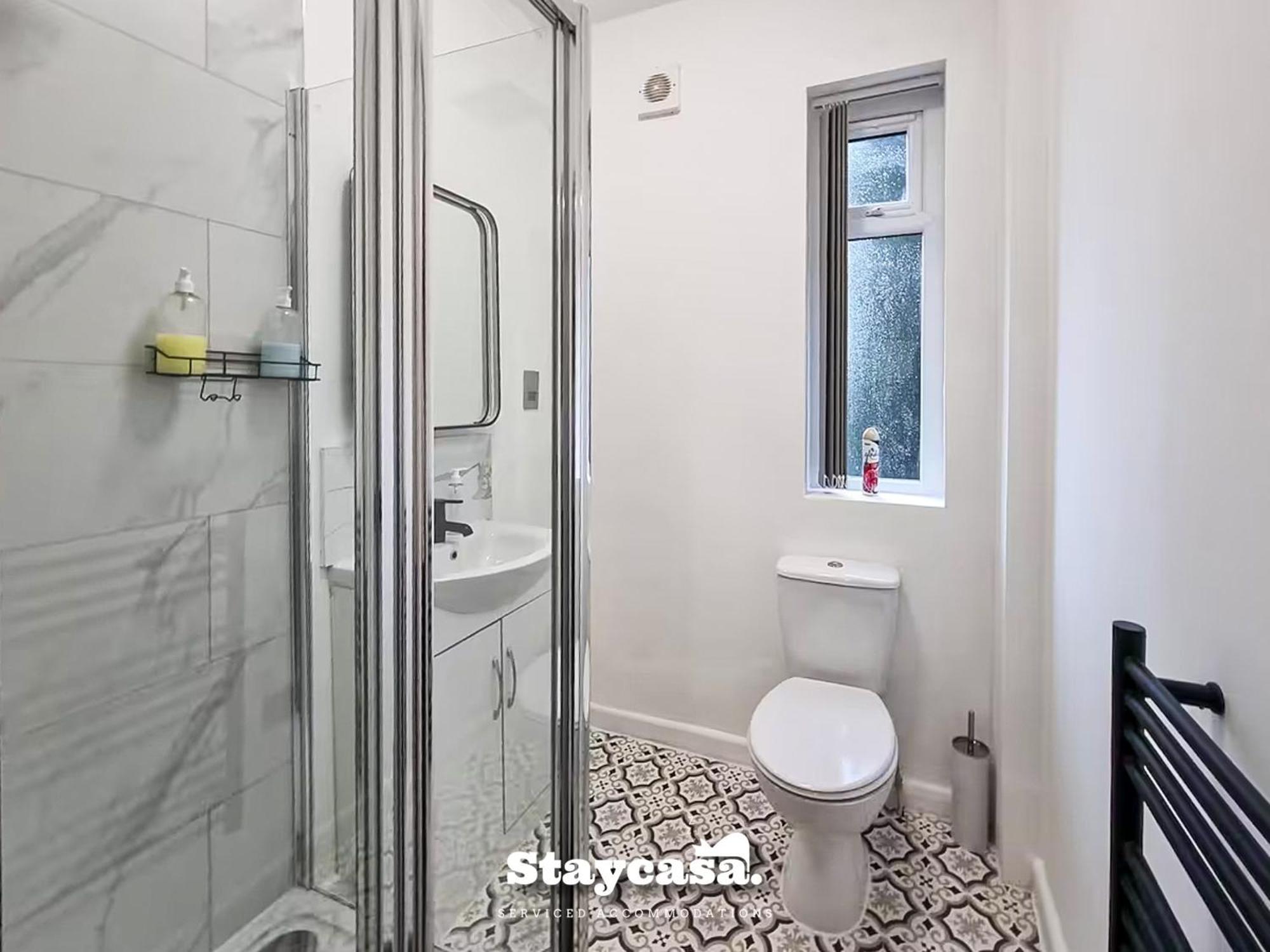 Delightful Spacious Haven With Large Driveway マンチェスター エクステリア 写真