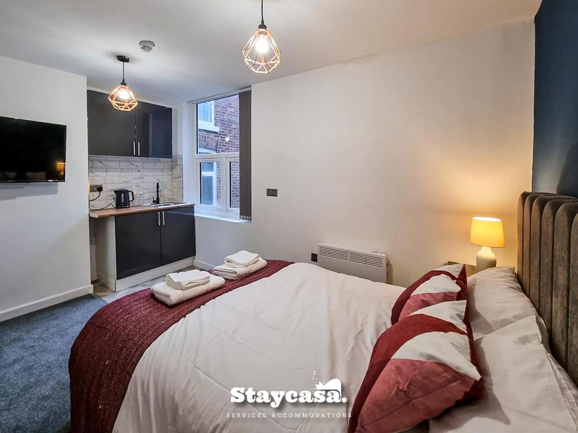 Delightful Spacious Haven With Large Driveway マンチェスター エクステリア 写真