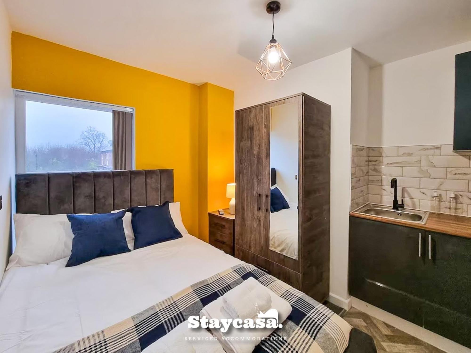 Delightful Spacious Haven With Large Driveway マンチェスター エクステリア 写真