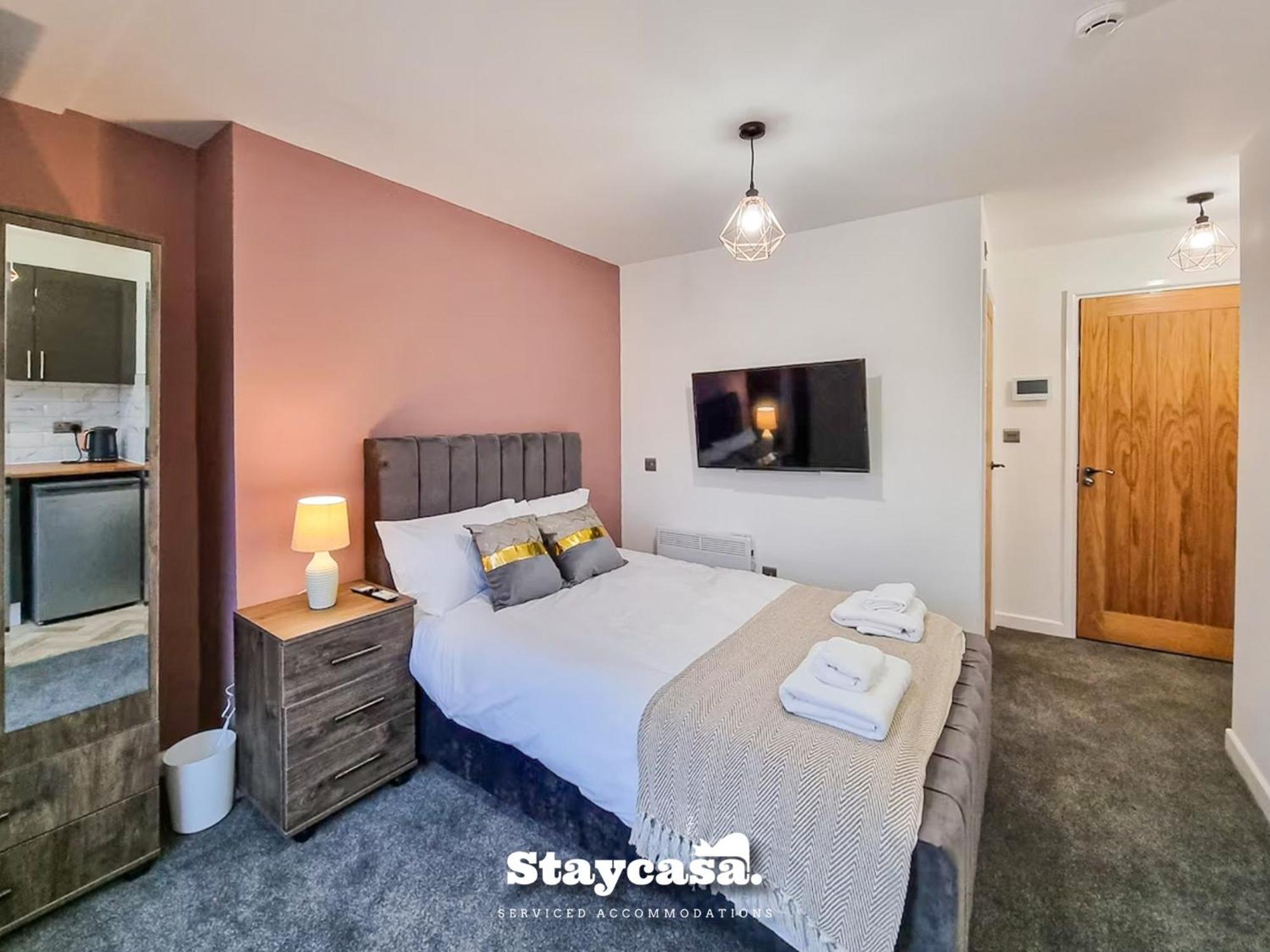 Delightful Spacious Haven With Large Driveway マンチェスター エクステリア 写真